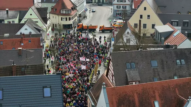 Viele folgten dem Aufruf zur Demo - Krankenhaus Wertingen. Am Marrktplatz in Wertingen begann der Demonstrationszug, der am Gymnasium in Sichtweite zum Krankenhaus endete. | Foto: Luftaufnahme: Franz Käsinger
