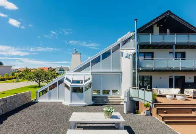Rollläden schirmen die Sonne ab und reflektieren bis zu 90 Prozent der wärmenden Sonnenstrahlen.
 | Foto: DJD/Schanz Rollladensysteme/www.studio-khf.de