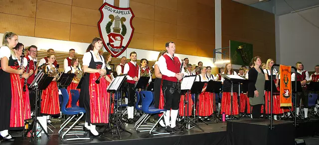 Beim Jahreskonzert in der Meitinger Meitinger Realschulturnhalle zog die Werkskapelle unter der Leitung von Birgit Thanner alle Register seines großen musikalischen Könnens. | Foto: Peter Heider