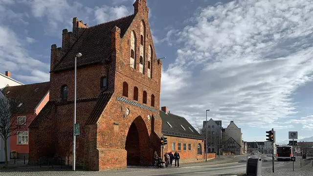 Das Wassertor mit seinen unterschiedlichen Giebeln ist ein empfohlener Zugang zum Alten Hafen. Foto: Helmut Kuzina