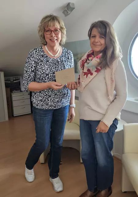 450€ als Spendensumme kamen beim Internationalen Frauentag in Bobingen zusammen, die von Angelika Koch (li.) an Mirela Wollner (re.), Vorsitzende Hospizgruppe Bobingen, übergeben wird.