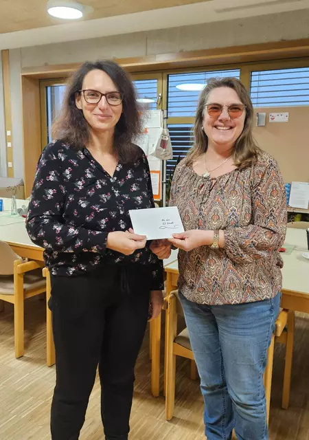 Patricia Zerle (li.), Konrektorin Grundschule Nord, erhält die Spende von 300€  durch Sabine Baar (re.) überreicht.