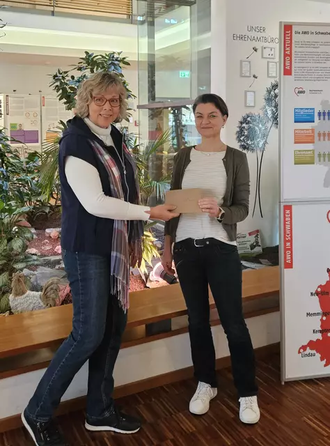 Angelika Koch (li.) bei der Spendenübergabe von 300€ an Daniela Nagengast-Baumann (re.), Leiterin des AWO Seniorenheims