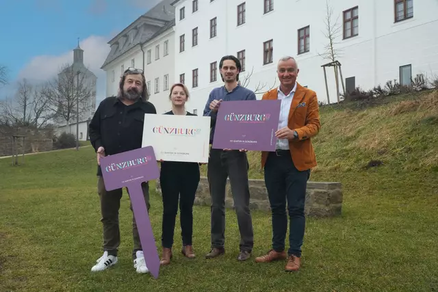 Michael Vogele, Karin Scheuermann, Tino Baumann und Oberbürgermeister Gerhard Jauernig stellen das Design der Landesgartenschau Günzburg vor. | Foto: Michael Lindner / Stadt Günzburg
