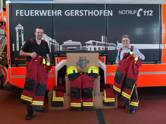 Reinhold Dempf, Zweiter Bürgermeister, übergibt Tom Mair, 1. Kommandant FFW Gersthofen, 200 neue THL-Einsatzhosen. | Foto: Stadt Gersthofen (Kai Schwarz)