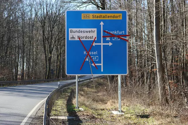 Wegweiser für die Auffahrt auf die A49 von der B454