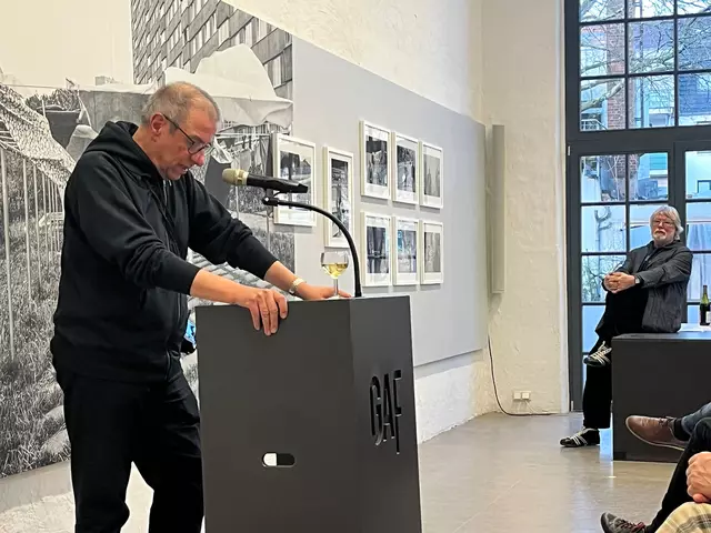 Matthias Reichelt  führte in die Fotoausstellung ein.