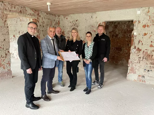 Günzburgs Oberbürgermeister Gerhard Jauernig (Zweiter von links) traf sich mit allen Beteiligten der Sanierung von St. Martin: (von links), Pfarrer Christoph Wasserrab, Verwaltungsleiter der Pfarreiengemeinschaft Günzburg Michael Klotz, Architektin Monika Wiesmüller-Schwab, Einrichtungsleiterin Carmen Elsäßer und Jan Wiesmüller vom Architekturbüro Schwab. | Foto: Michael Lindner/ Stadt Günzburg