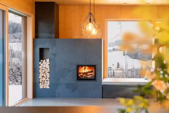 Holzfeuerstätten wie Speichergrundöfen mit Wasserwärmetauscher können auch eine Wärmepumpe ideal ergänzen und entlasten.
 | Foto: DJD/GVOB/www.kachelofenwelt.de/Prometheus