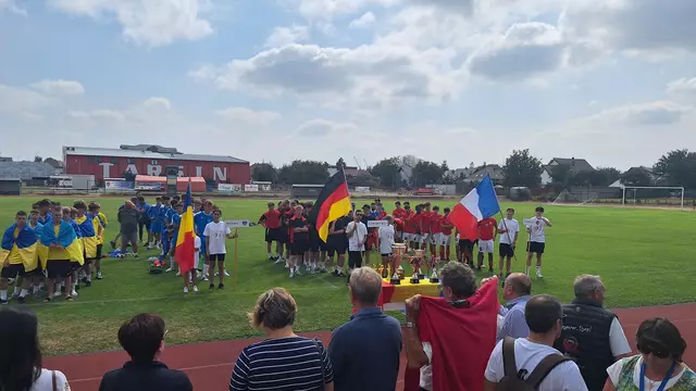 „Vier Regionen für Europa“ verbindet den Bezirk Schwaben mit seinen Partnergemeinden Mayenne (Frankreich), Suceava (Rumänien) und Tscherniwzi (Ukraine). Im Rahmen der Jugendbegegnung kicken seit über 20 Jahren Jugendliche zusammen.   | Foto: Katharina Haberkorn