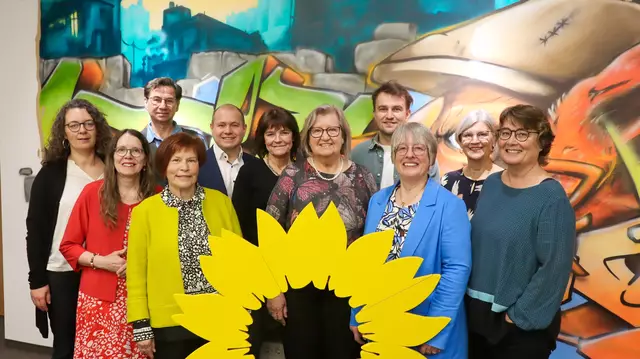 Die Grüne Kreistagsfraktion, v.l.n.r.: Heike Uhrig, Annemarie Probst, Franz Bossek, Doris Lurz, Felix Senner, Ulla Schwinge-Haines, Ursula Jung, Marwin Hillenbrand, Ursula Reichenmiller-Thoma, Margit Stapf und Fraktionsvorsitzende Silvia Daßler  | Foto: Mathias Endres