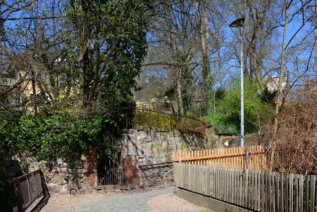 Etwas seitlich der Laterne kann man in der Mauer den kleinen Eingang sehen.