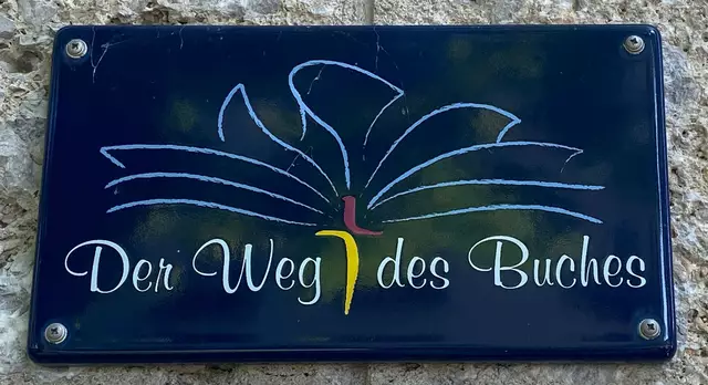 Tafel "Der Weg des Buches" in Ortenburg. | Foto: Josef Heirich