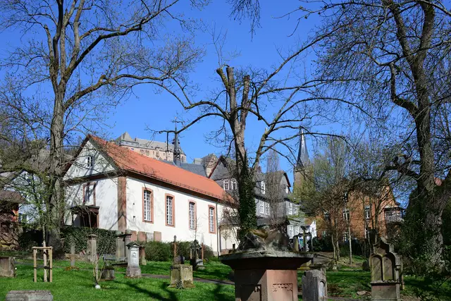 Die ehemalige Kapelle wurde später als Turnhalle und wird heute unter der Bezeichnung Auferstehungskirche genutzt. Im Hintergrund, ganz oben, das Landgrafenschloss. Rechts der Turm der Lutherischen Pfarrkirche.