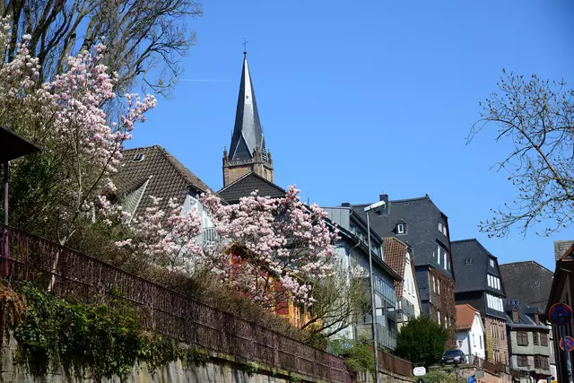 Blick vom Barfüßertor auf den Kirchturm der Lutherischen Pfarrkirche.