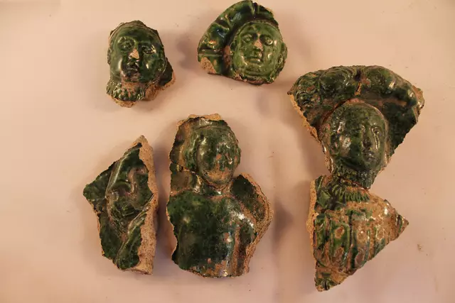 Fragmente  von Blattkacheln 16. Jahrhundert
Burg Hatzfeld