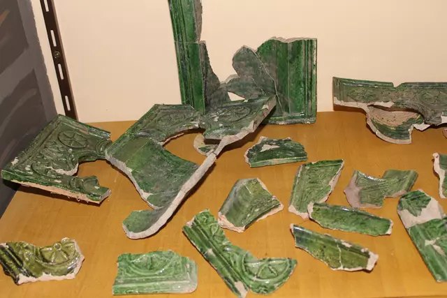 Fragmente Halbzylinderkacheln Typ Tannenberg 14. Jahrhundert
Burg Hatzfeld