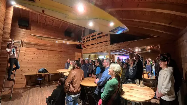 Alexander Treptau bittet zum jährlichen Gruppenfoto