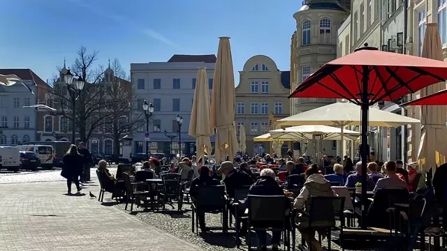 Vormittags sind die Außenplätze der gastronomischen Einrichtungen auf der Westseite des Marktplatzes sehr gefragt. Foto: Helmut Kuzina
