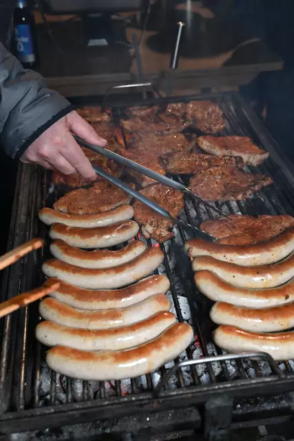 MVS 2025: Grillen nach der anstrengenden Sitzung in Anlehnung an Shakespeare : "Vegan oder nicht vegan, das ist hier die Frage? Egal Hauptsache biologisch abbaubar!
Hang loose and see you on the water in 2025.