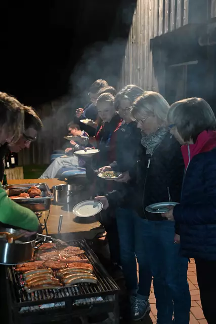MVS 2025: Grillen nach der anstrengenden Sitzung in Anlehnung an Shakespeare : "Vegan oder nicht vegan, das ist hier die Frage? Egal Hauptsache biologisch abbaubar!
Hang loose and see you on the water in 2025.