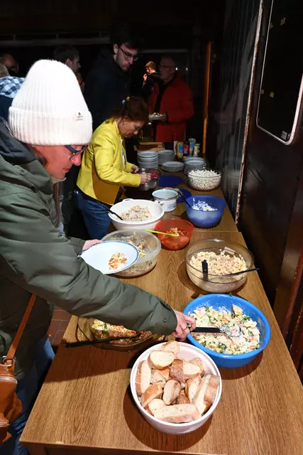 MVS 2025: Grillen nach der anstrengenden Sitzung in Anlehnung an Shakespeare : "Vegan oder nicht vegan, das ist hier die Frage? Egal Hauptsache biologisch abbaubar!
Hang loose and see you on the water in 2025.