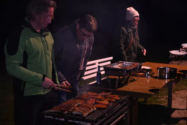 MVS 2025: Grillen nach der anstrengenden Sitzung in Anlehnung an Shakespeare : "Vegan oder nicht vegan, das ist hier die Frage? Egal Hauptsache biologisch abbaubar!
Hang loose and see you on the water in 2025.