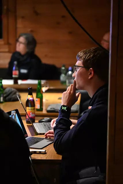 Jugendsprecher Jonas Wagenführberichtet über die Jugendaktivitäten und  steuert die Präsentations-PDFs für Vortragenden  am Laptop für den Beamer