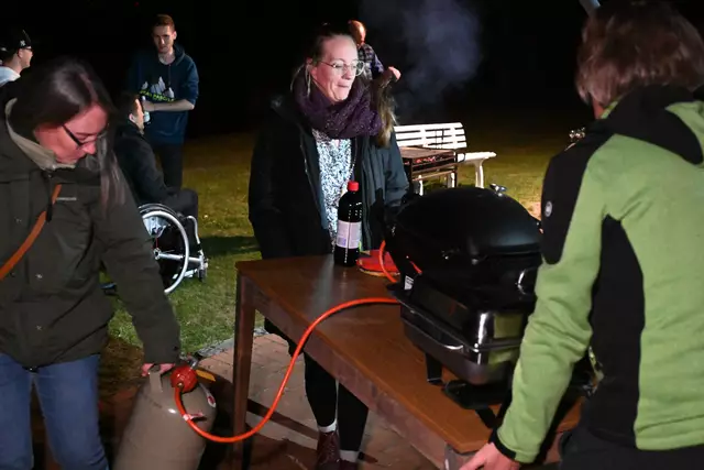 MVS 2025: Grillen nach der anstrengenden Sitzung in Anlehnung an Shakespeare : "Vegan oder nicht vegan, das ist hier die Frage? Egal Hauptsache biologisch abbaubar!
Hang loose and see you on the water in 2025.