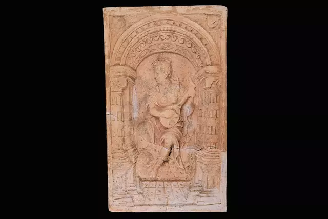 Blattkachel unglasiert 16. Jahrhundert "Die Muse" Vergleichbare Blattkachel zu der von Hatzfeld (Die Säule gleicht der von Hatzfeld)