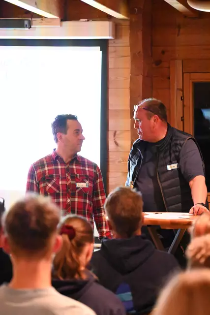 ( v.l.) Lars Hüller, neuer Clubhausmanager und der "Chef" Holger berichten über die aktuellen Modalitäten der Cubhausterminvergabe