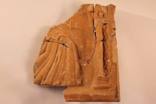 Blattkachel , zu erkennen ein Umhang daneben ein D ( hat es etwas mit Albrecht Dürer zu tun? ) Das Fragment könnte aus dem 15. Jahrhundert sein.
Burg Hatzfeld