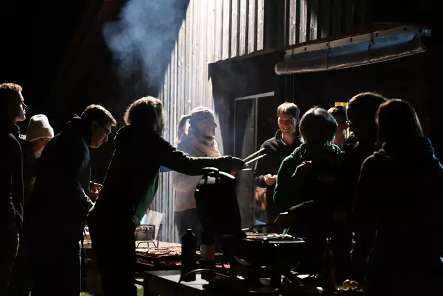 MVS 2025: Grillen nach der anstrengenden Sitzung in Anlehnung an Shakespeare : "Vegan oder nicht vegan, das ist hier die Frage? Egal Hauptsache biologisch abbaubar!
Hang loose and see you on the water in 2025.