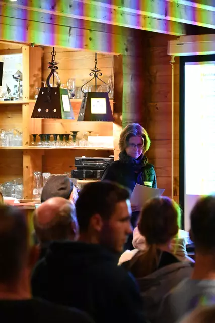 Kassenwartin Astrid Lohmeyer voll konzentriert bei ihrer Präsentation, auf diesem Wege nochmals vielen Dank für Ihre akribische Arbeit und dass sie sich erneut zur Fortführung des Amtes entschieden hat