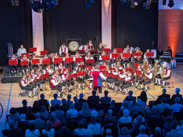 Eine beeindruckende Präsentation ihres musikalischen Könnens boten die jungen Musikerinnen und Musiker beim Frühjahrskonzert 2025 der Städtischen Jugendkapelle Friedberg. In der ausverkauften Friedberger Max-Kreitmayr-Halle erlebte das Publikum exzellente Darbietungen der A- und B-Orchester unter der Leitung Andreas Thon. | Foto: FSeventfoto