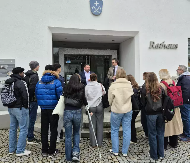 Außer Haus in Adelsried - Nicht allein für die Schüler des Justus-von-Liebig Gymnasiums war der Rathausbesuch eine willkommene Abwechslung zum Lernen im Klassenzimmer. Auch Bernhard und Lenzgeiger genossen den Austausch mit den Jungbürgern.