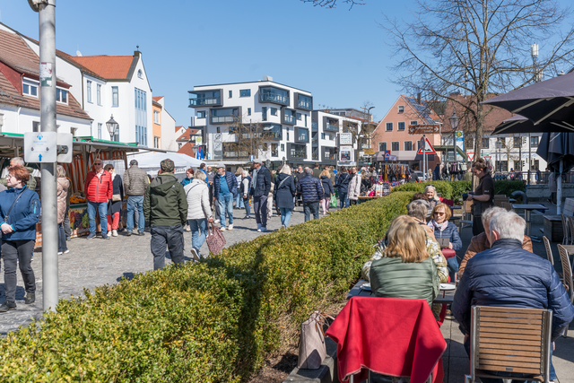 Sonnenstrahlen und ein tiefblauer Bayernhimmel waren die Kulisse zum ersten Jahrmarkt-Sonntag im Jahr 2025 – dem Judika-Markt in der altbayerischen Herzogstadt Friedberg. Viele Besucher zog es zu den Ständen der zahlreichen Fieranten in Friedbergs Straßen. | Foto: FSeventfoto
