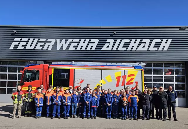 Die Jugendfeuerwehren aus Aichach und Schifferstadt mit ihren Betreuern sowie Bürgermeisterin Ilona Volk und Bürgermeister Klaus Habermann beim gemeinsamen Übungstag auf dem FFW-Gelände in Aichach.