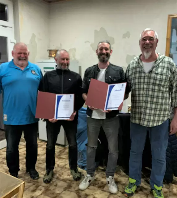 von links Walter Hirsch Vorstand Vfl Günzburg Hauptverein, Gary Stefan Urkunde BKV Verbandsverdienstnadel Bronze Kassierer, Sebastian Imminger neu gewählter Abteilungsleiter und Urkunde Verbandsverdienstnadel Bronze und | Foto: VfL Günzburg