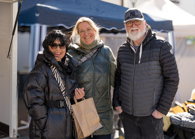 Judika-Markt 2025 in Friedberg/Bayern - Stadträtin Petra Gerber (links), Tine Händel und Rüdiger Müller beim Marktbesuch | Foto: FSeventfoto