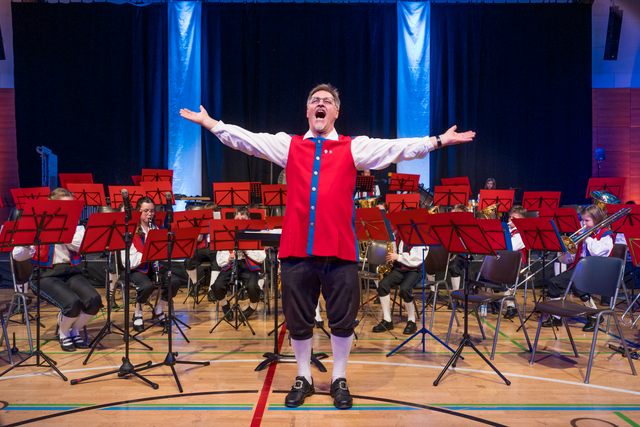 Städt. Jugendkapelle Friedberg - Frühjahrskonzert 2025 in der Max-Kreitmayr-Halle - Der musikalische Leiter Andreas Thon freut sich mächtig über die gelungene Aufführung
