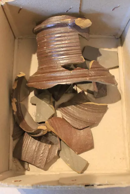 Vorsortierter Karton mit Krugteilen.
Burg Hatzfeld