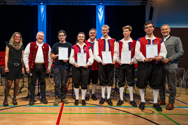 Ehrung für aktive Mitgliedschaft in der Jugendkapelle. Felix Fabian, 3.v.l.  (10 Jahre), Andrea Kraus, 4.v.l. (10 Jahre), Moritz Sedlmeyr, 6.v.l. (10 Jahre), Tobias Folgmann, 7.v.l. (10 Jahre) und Felix Wagner, 8.v.l. (15 Jahre). Noch im Bild: Sabine Fischer (Stadt Friedberg), Siegfried Wittmann (ASM 14) und Friedbergs Erster Bürgermeister Roland Eichmann