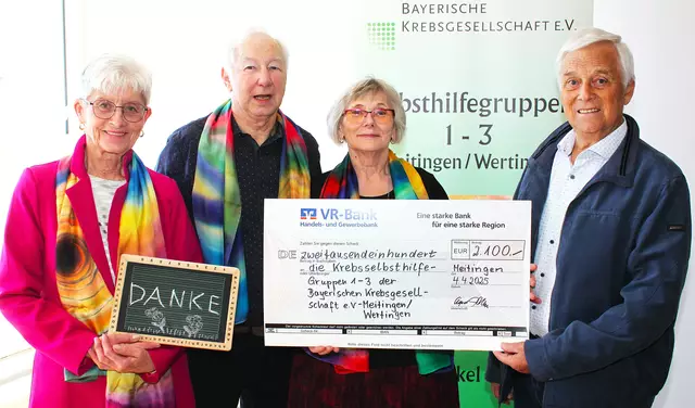 Altbürgermeister Alfred Sartor (rechts) spendete den drei Meitinger Krebsselbsthilfegruppen die von Gudrun Krumschmidt, Werner Kraus und Annelies Kraus (von links) geleitet werden,  seine Geburtstagsspenden in Höhe von 2100 Euro. | Foto: Peter Heider