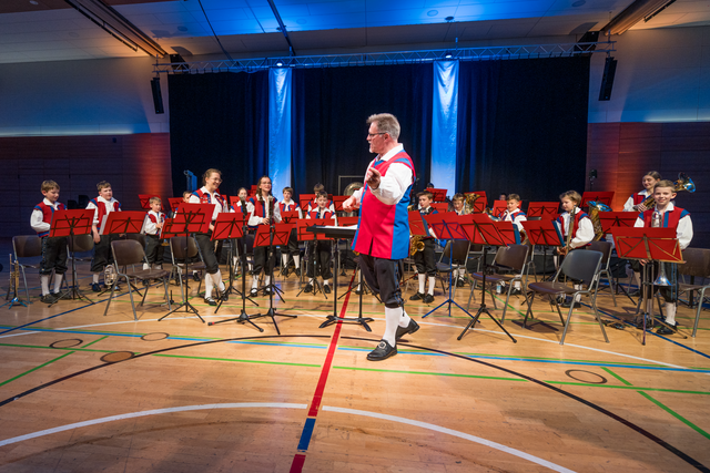 Städt. Jugendkapelle Friedberg - Frühjahrskonzert 2025 in der Max-Kreitmayr-Halle - Auftritt B-Orchester mit dem musikalischen Leiter Andreas Thon | Foto: FSeventfoto