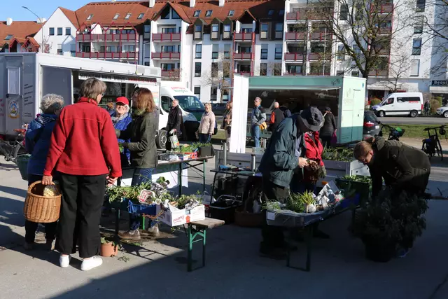 Willkommen auf dem Wochenmarkt in Neusäß: Zeit für frische Erzeugnisse aus der Region und ein gemütliches Schwätzchen. | Foto: Florian Handl