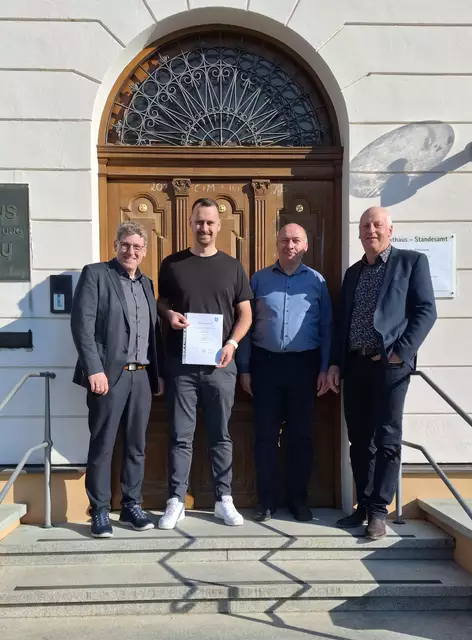 Das Bild zeigt: (von links) Erster Bürgermeister Martin Brenner, Sebastian Pröbstle, stellvertretender Hauptamtsleiter Stefan Mayer, Dritter Bürgermeister Herbert Blaschke. | Foto: Stadt Burgau