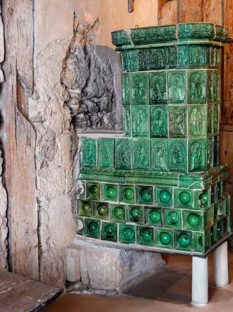 So wie im Zimmer von Martin Luther auf der Wartburg könnte ein Kachelofen auf Burg Hatzfeld ausgesehen haben.