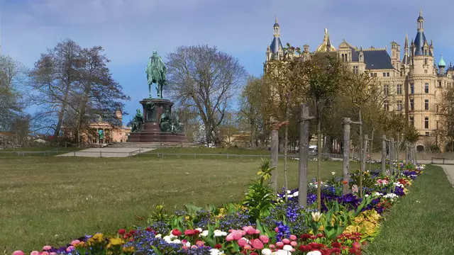 Unterwegs im Schweriner Schlossgarten. Foto: Helmut Kuzina