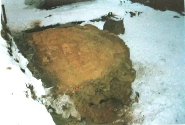 Freigelegte Feuerstelle auf Burg Hatzfeld, in der Mitte der mit Keramischen Platten belegte Feuerstelle lag bei den Ausgrabungen noch ein Zinnteller.